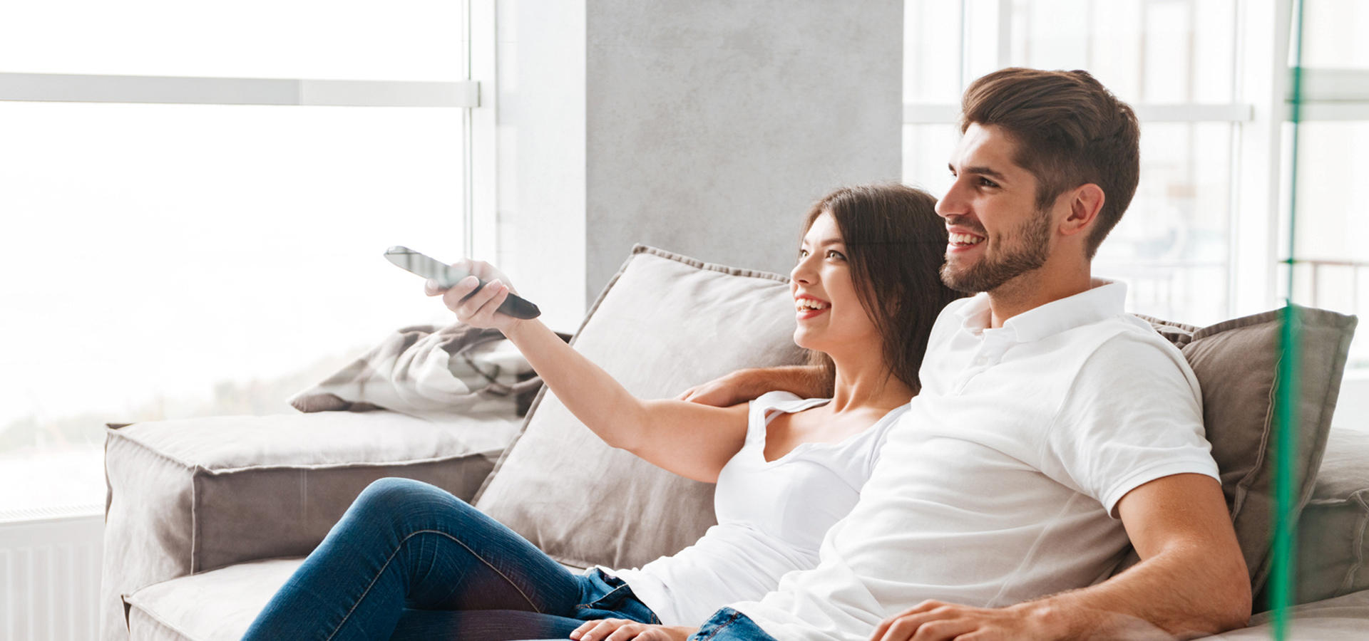 Paar sitzt auf Sofa