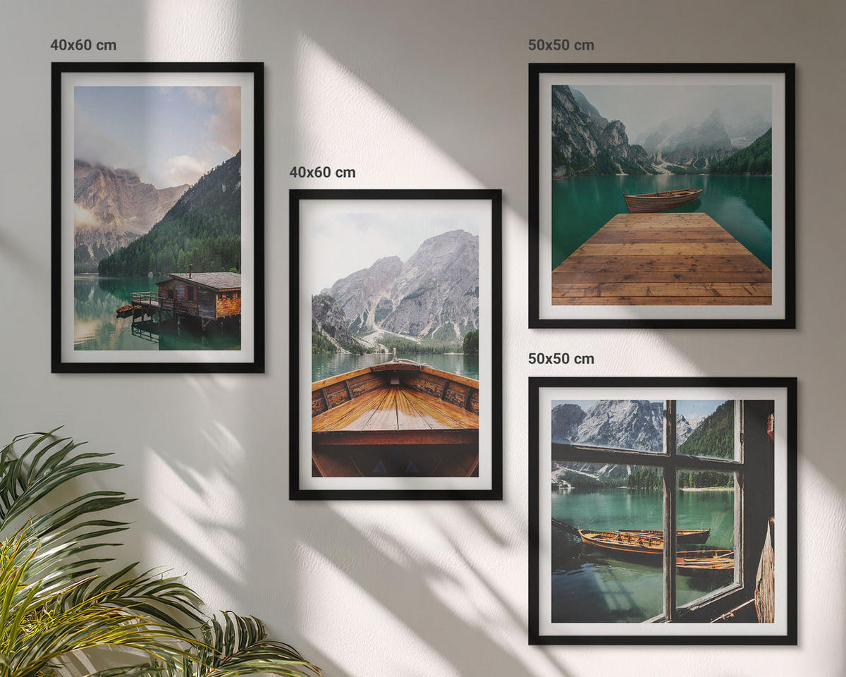 BILDER SET 4er Set - 50x50 cm & 40x60 cm Schwarzer Rahmen - Berglandschaften, Ferienhäuser, Boote - Schwarz, Kunststoff (50/50cm) - TULUP