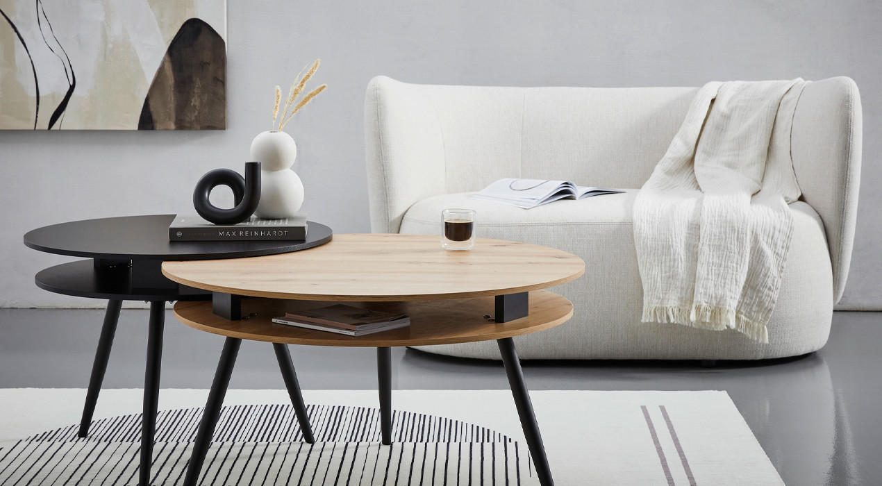 weiße couch mit beistelltisch in holz und schwarz