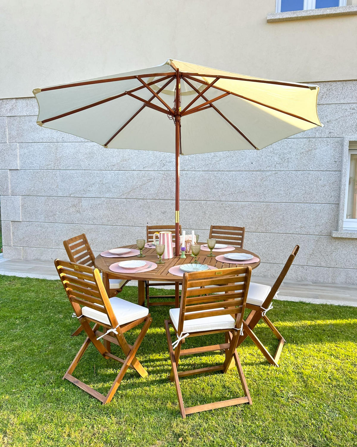 GARTENMÖBEL SET 6-Sitzer mit Sonnenschirm Akazienholz hellbraun Tolve - Hellbraun/Beige, Holz - Beliani