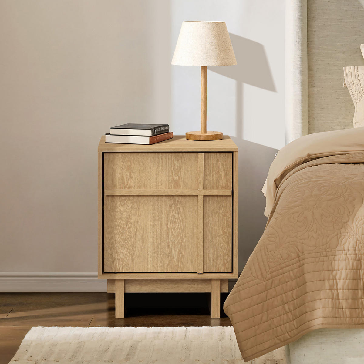 NACHTTISCH modern mit Tür und Stauraum, Eichenoptik mit geometrischer Holzleisten-Front | B40 × T40 × H50 cm - Braun, Holzwerkstoff (40/50/40cm) - Hometopia