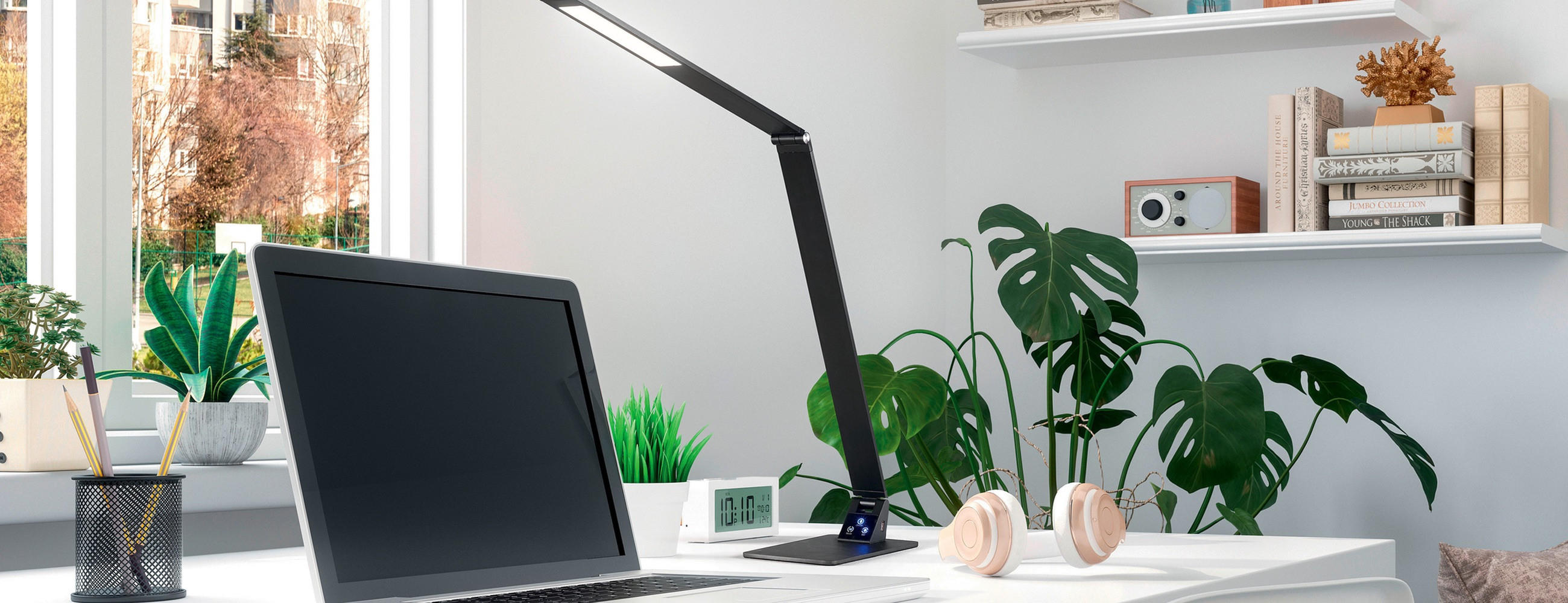 schreibtisch mit einem laptop und einer tischlampe