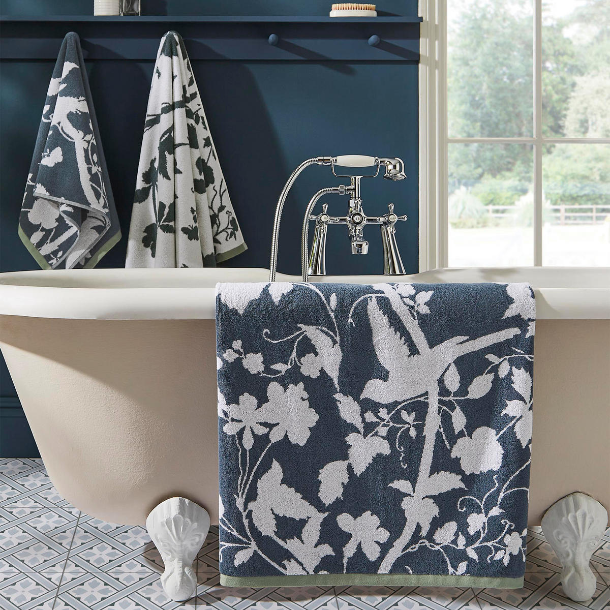 BADETUCH Englischer Blütengarten 70/125cm - Weiß/Dunkelblau, Textil (125/70cm) - LAURA ASHLEY