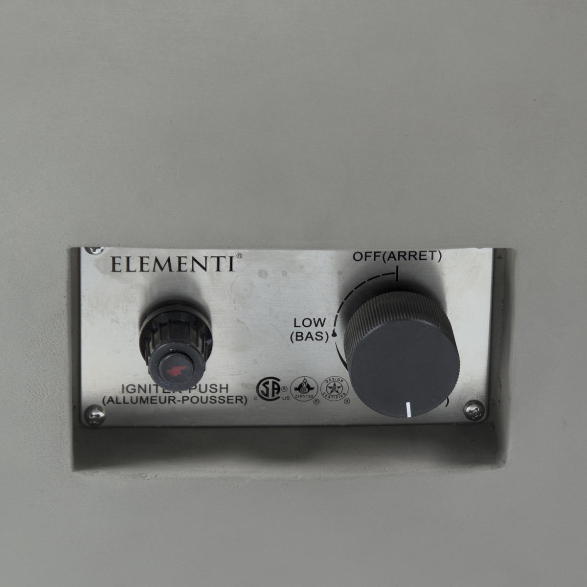 FEUERTISCH LUNAR BOWL Gasfeuerstelle aus GF-Beton - 4-tlg. Set inkl. Glasumrandung, Brennerabdeckung und Gasflaschen-Abdeckung - Hellgrau, Naturmaterialien (107/40/107cm) - Elementi