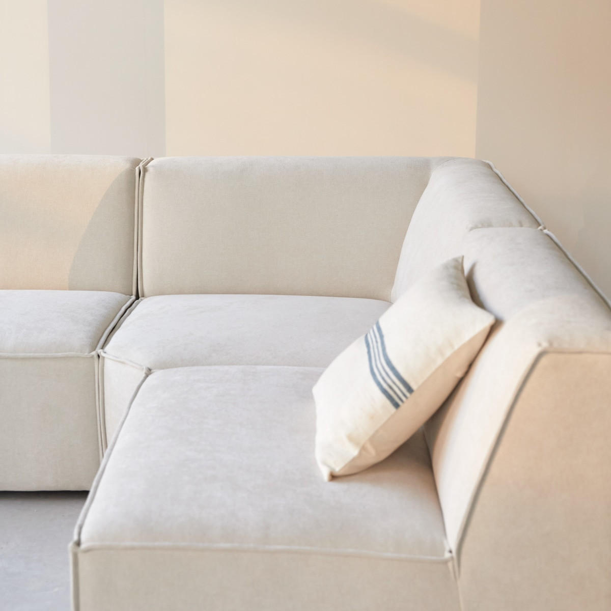 SOFA Dario Beige aus Stoff - Beige, Textil (259/198cm) - Tikamoon
