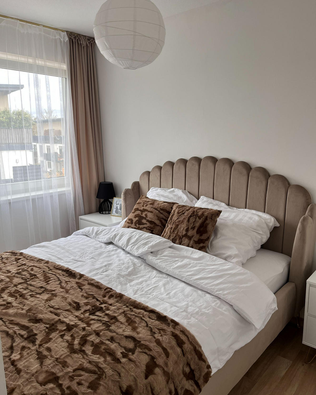 ČALOUNĚNÁ POSTEL s roštem 180x200 cm Béžová Ambillou - šedohnědá, textil (180/200cm) - Beliani