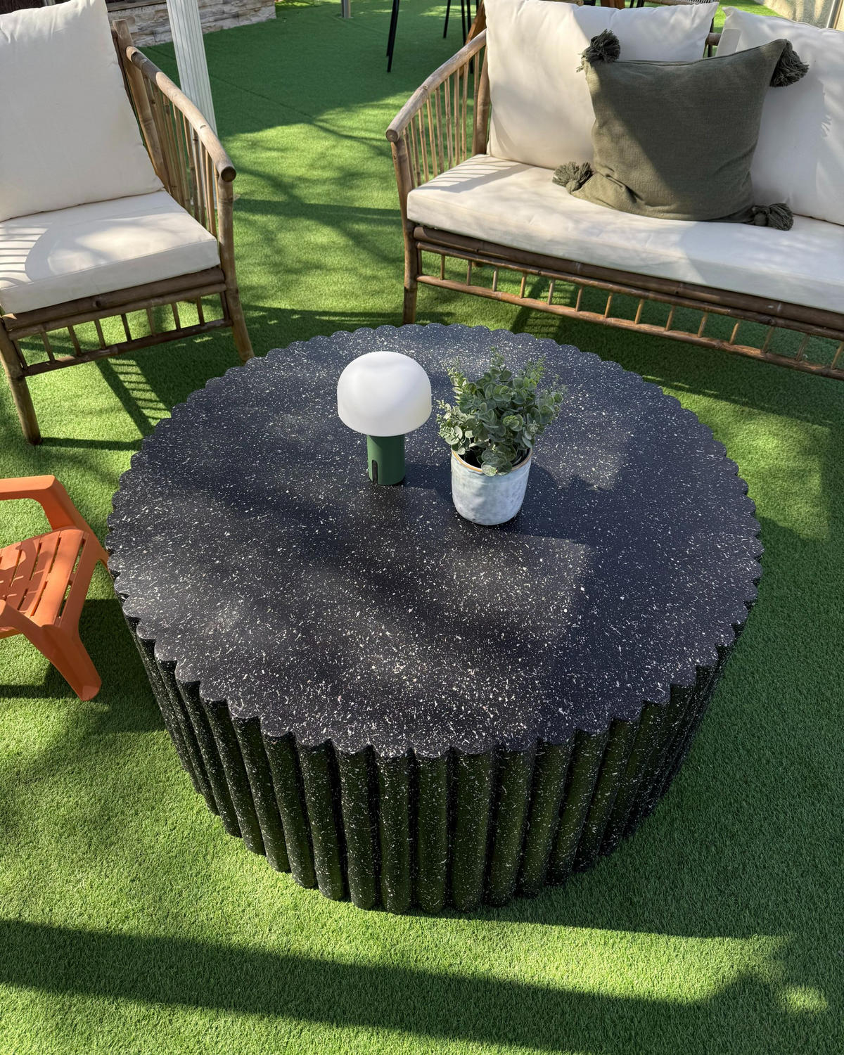 ZAHRADNÍ Přístavný stolek Beton Terrazzo Look černý kulatý 106 cm Pozza - černá, kámen (106/106/42cm) - Beliani