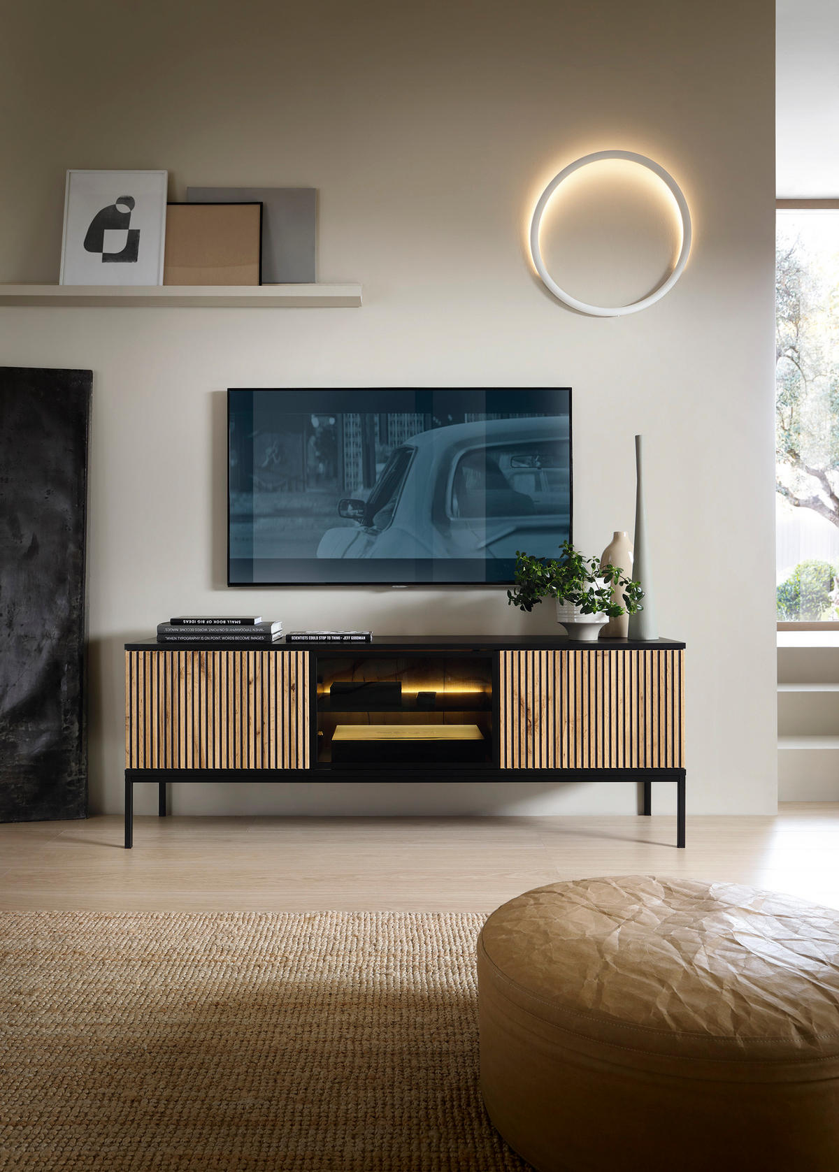 MODERNER TV-Ständer mit geriffelter Front, 154×56×39 cm, Schwarz / Wotan Eiche - Schwarz, Holzwerkstoff (154/56/39cm) - 3XE LIVING