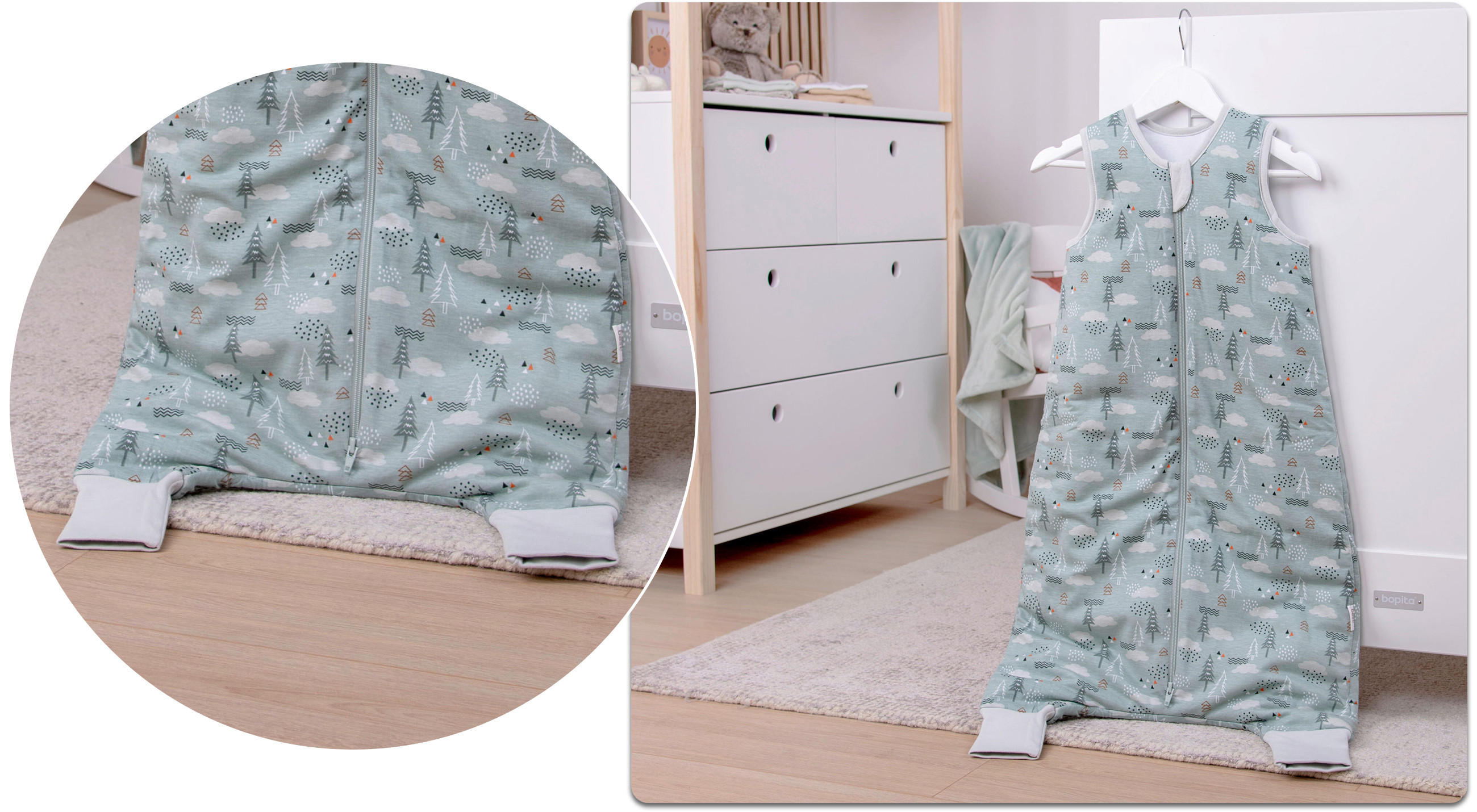 Ein Babyschlafsack mit Füßen in grün mit einem Muster aus Tannenbäumen hängt an einem weißen Babybett. Im Hintergrund links steht eine weiße Kommode mit schwarzen Griffen.