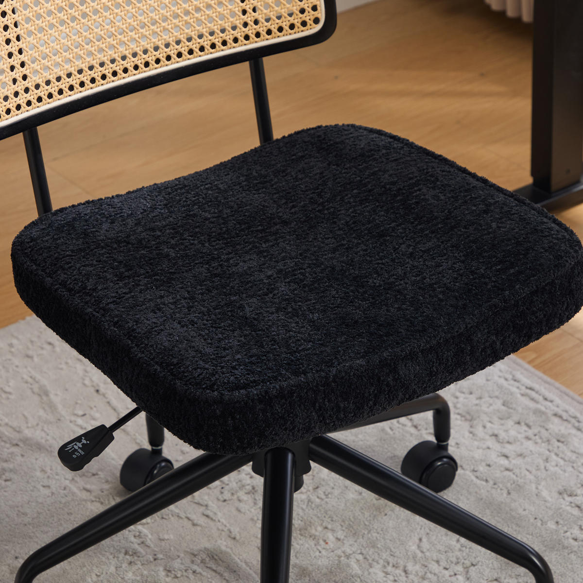 DREHSTUHL DE-36881 mit Rattan-Rückenlehne und Chenille-Sitz Schwarz - Schwarz, Metall (58.5/91.5/55cm) - ComfortXL