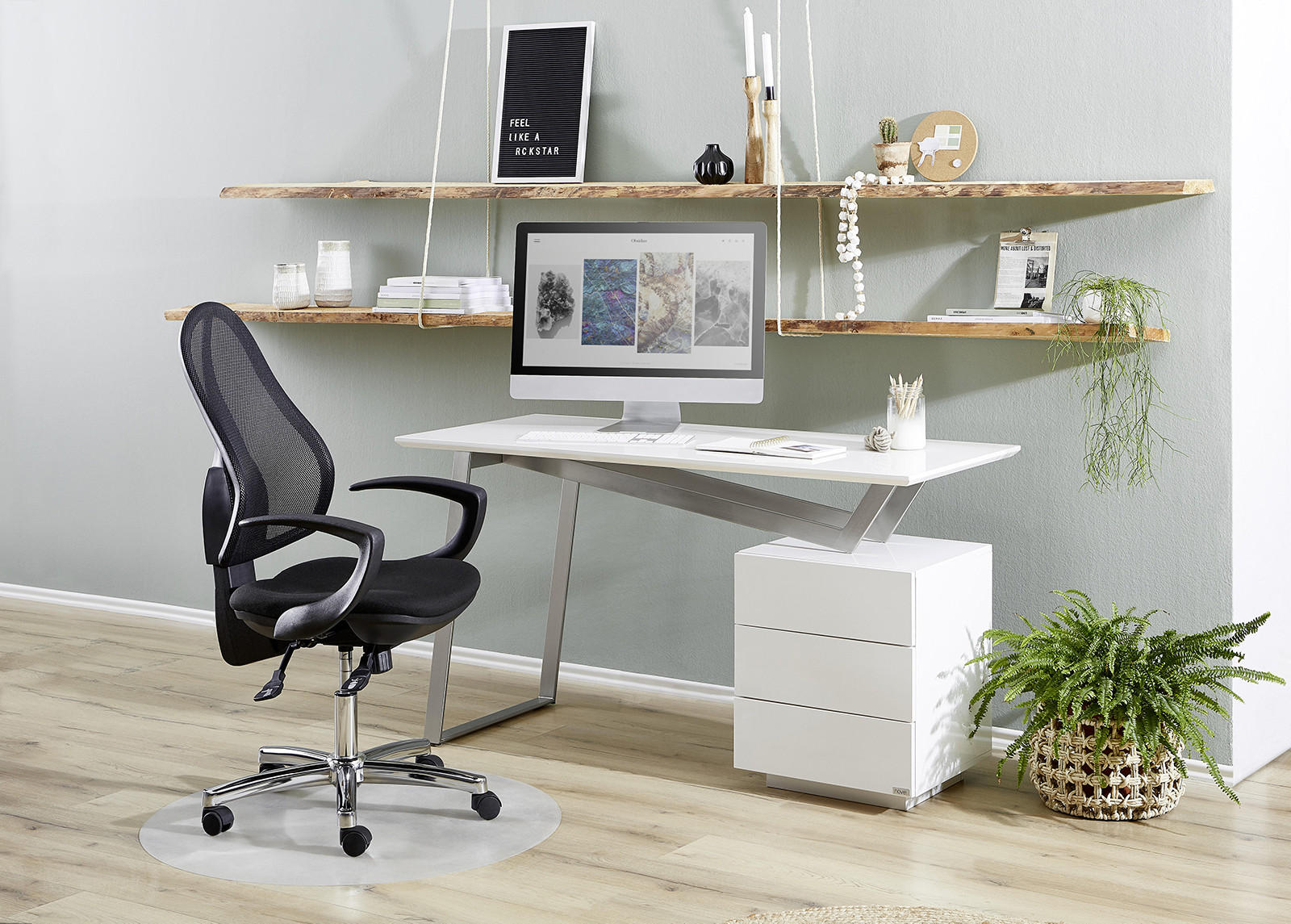 Domača pisarna v modernem stilu, bele barve s kovinskimi dodatki.