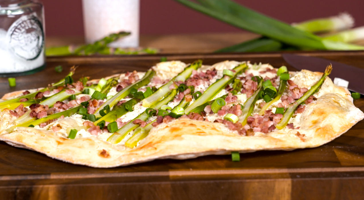 XXXLecker_Flammkuchen-mit-gruenem-Spargel
