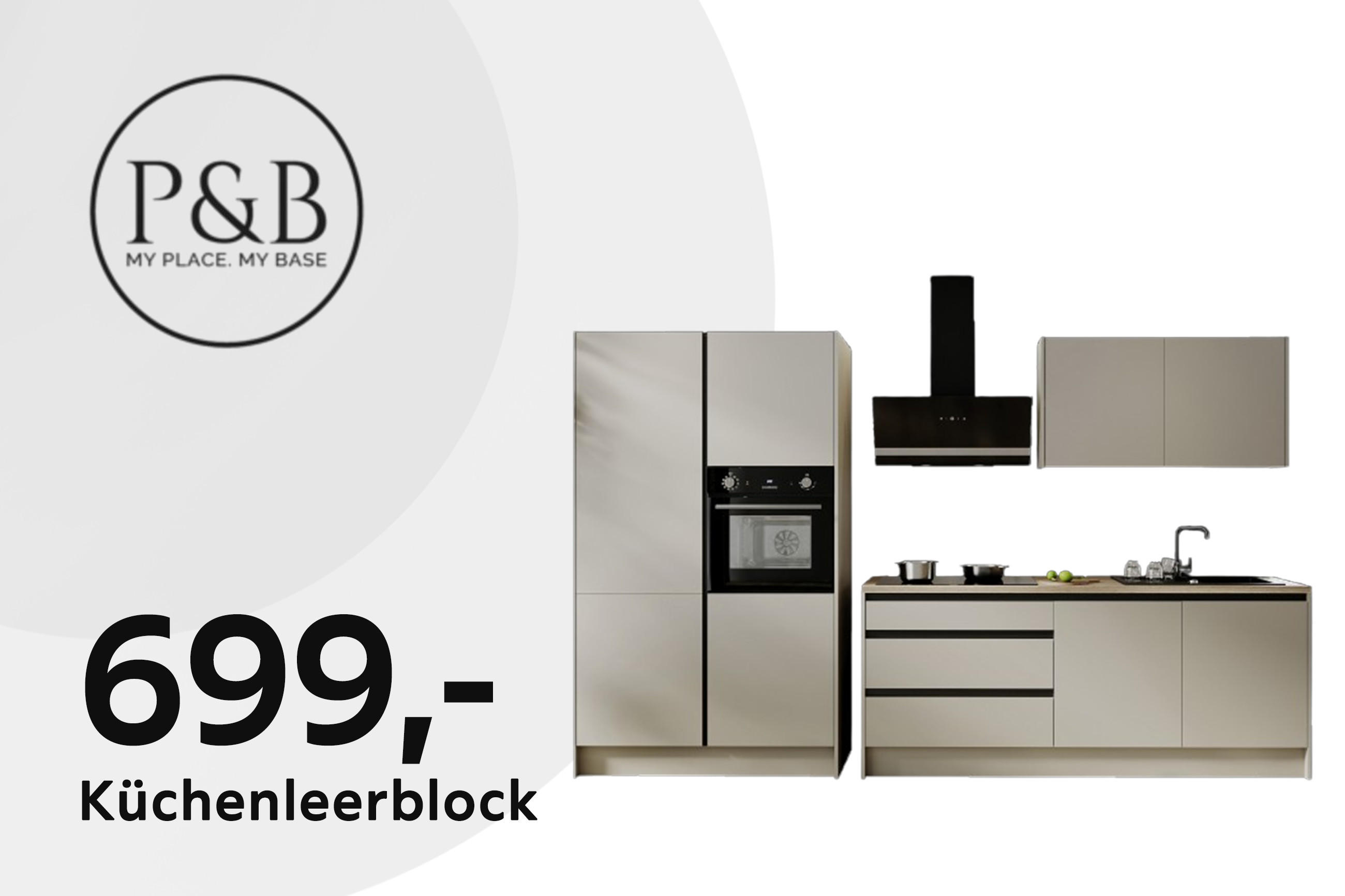 Produkt-Teaser „PB – My Place. My Base“: Küchenleerblock für 699,-; abgebildet sind Küchenmodule in Hellgrau mit Hochschrank und Backofen, Unterschränken mit Kochfeld und Spüle sowie Dunstabzug und Hängeschrank.