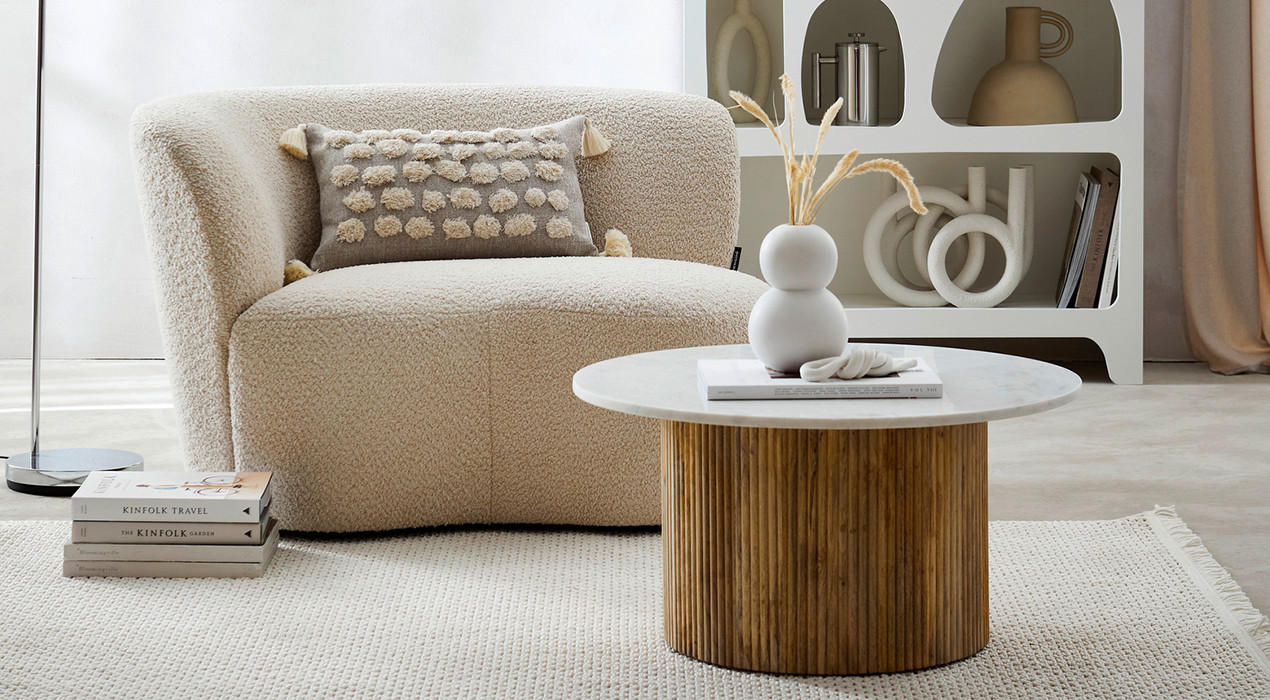 Bouclè Sessel und Beistelltisch