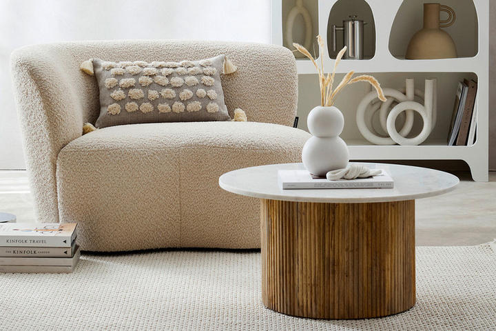 Bouclè Sessel und Beistelltisch