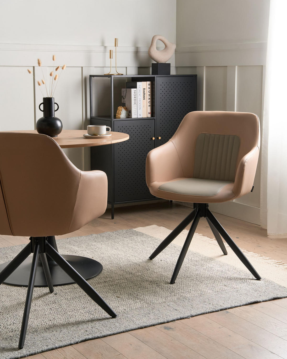 ESSZIMMERSTUHL 2er-Set drehbar Kunstleder Sandbeige Likely - Sandfarben, Kunststoff (56/85/71cm) - Beliani