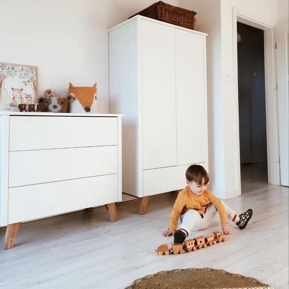 DETSKÁ SKRIŇA Zara_2, 2-dverová – ideálna do detskej izby - biela, kompozitné drevo (94/176/51.5cm) - RAUMHIRSCH FURNITURE