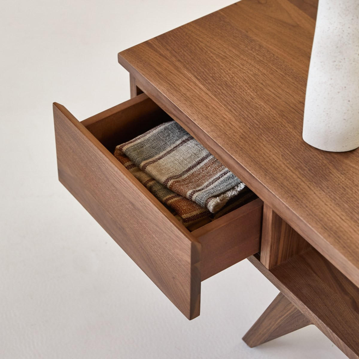 TV-SCHRANK Esmée Dunkelbraun aus Walnuss - Dunkelbraun, Holz (180/40/35cm) - Tikamoon
