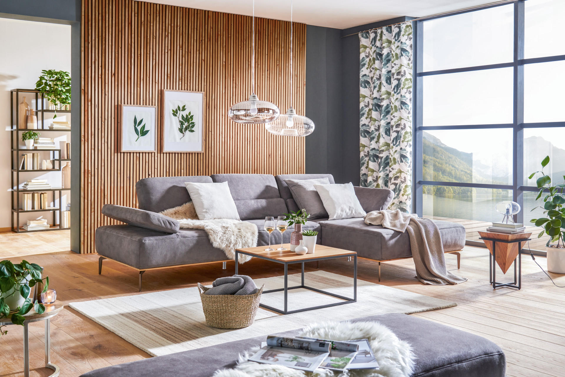 Wohnzimmer mit Wohnelementen aus natÃ¼rlichen Materialien