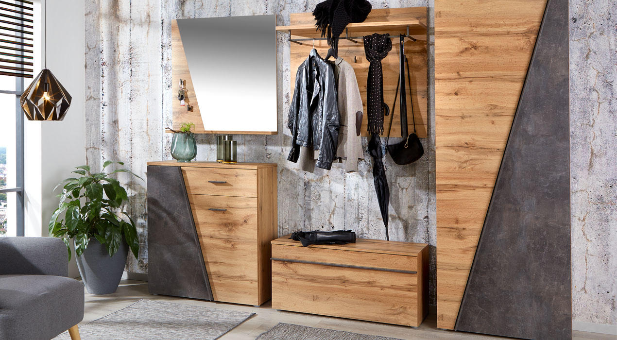 Moderner Flur mit Holzmöbeln, Spiegel, Garderobe, Sitzbank und Pflanze im grauen Topf