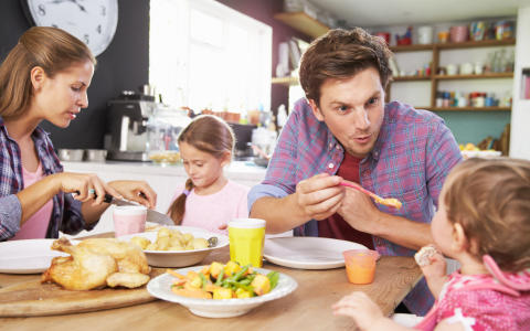 Familie mit Kindern beim Essen