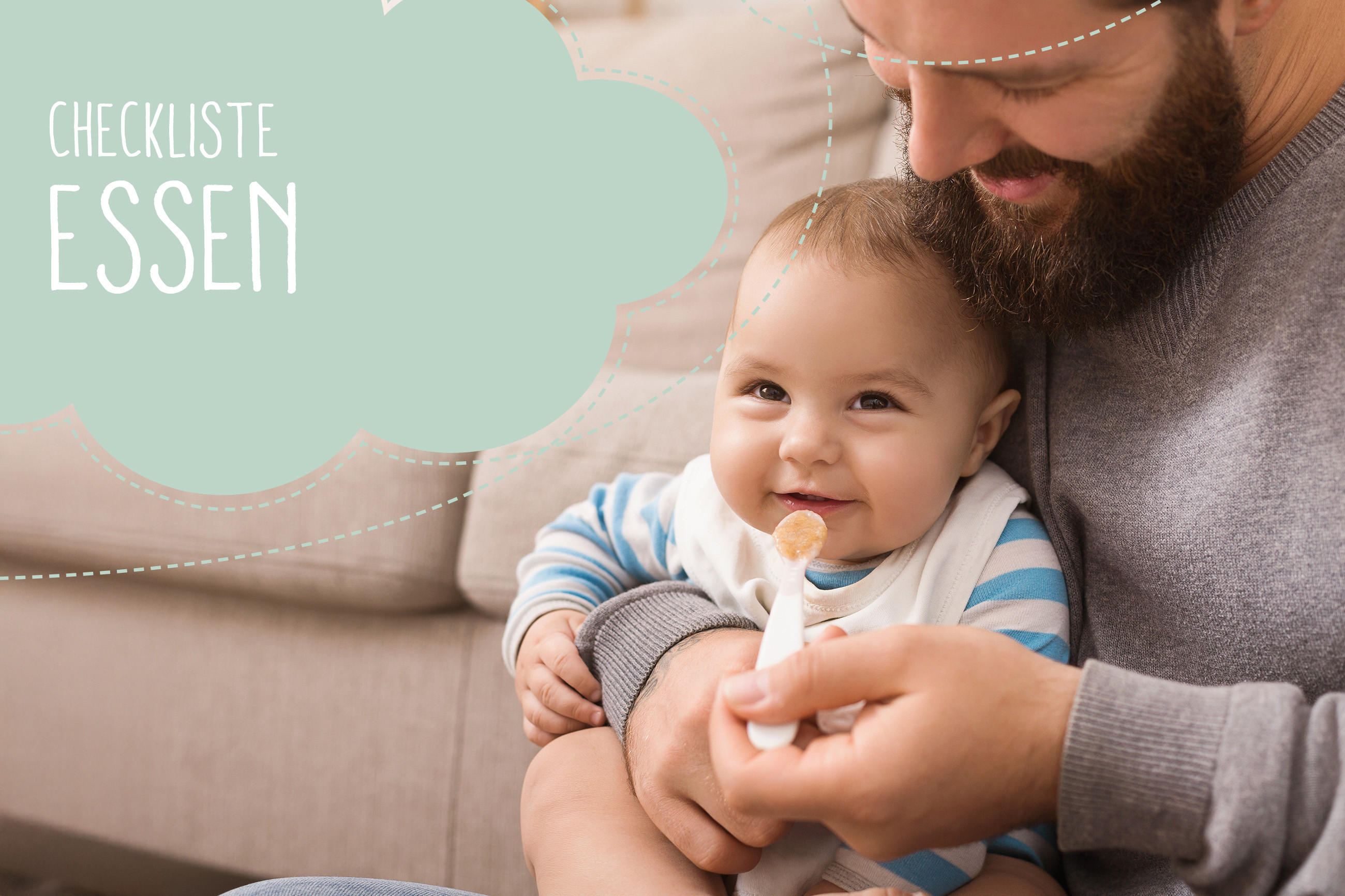Erwachsene Person füttert ein Baby mit einem Löffel; links im Bild steht der Text „CHECKLISTE ESSEN“