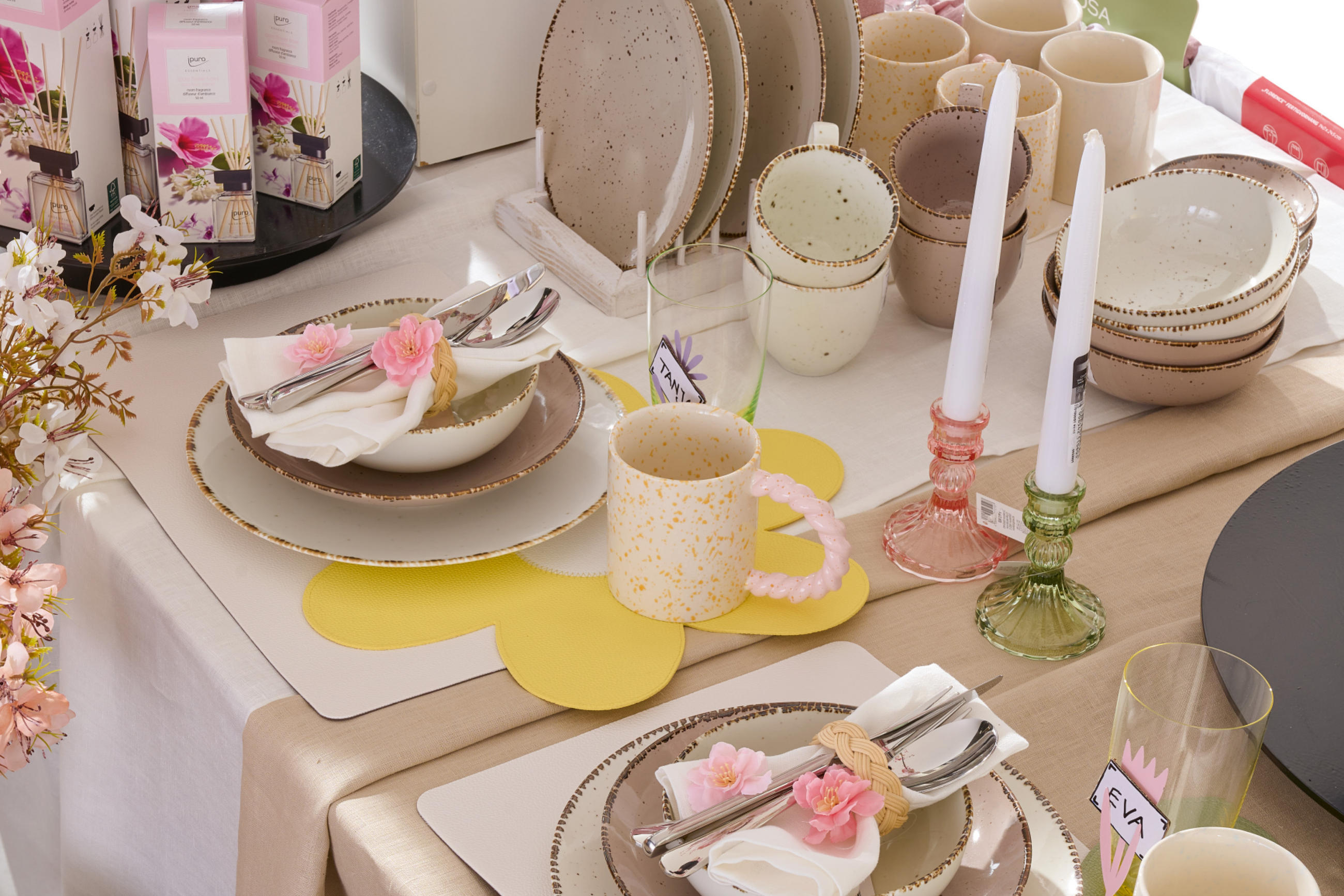 Gedeckter Esstisch mit rosa weißer Deko