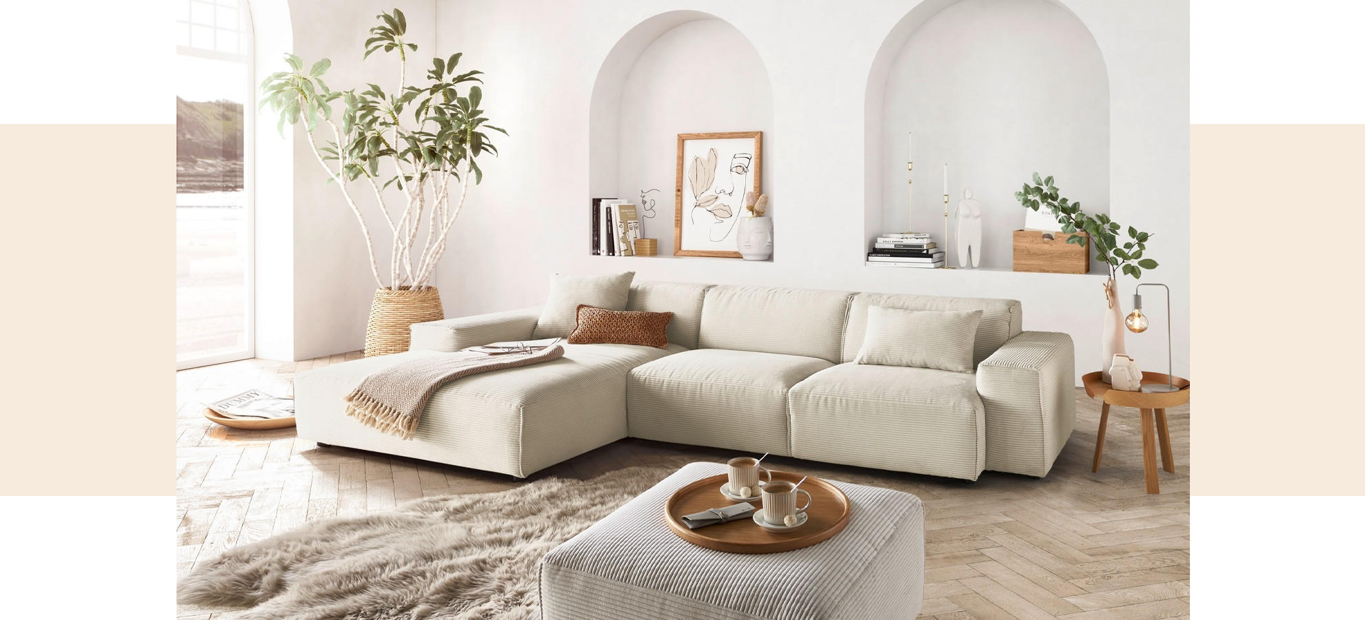 beige couch mit teppich und wohnzimmertisch