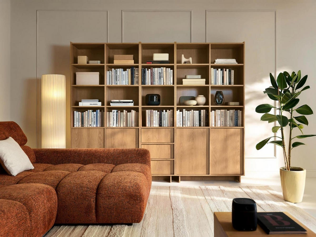 REGAL Suna 98 cm breit Japandi Design Schrank Eiche Caramel grifflos 200 cm hoch - Braun, Holzwerkstoff (98/200/39cm) - Bettso