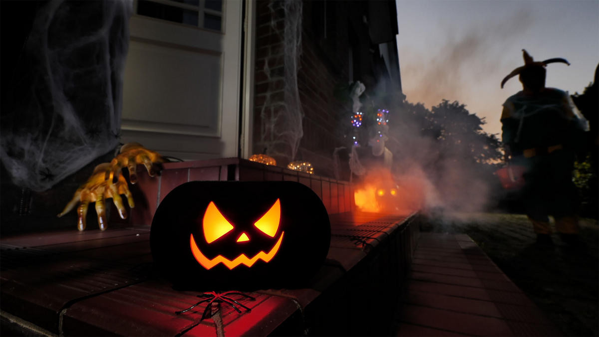 HALLOWEEN-SOUNDBOX - gruselige Geräusche mit roten LEDs und Bewegungsmelder, Akku wiederaufladbar, ideal für Partys - Weiß, Kunststoff (4.6/13.6/8cm) - Northpoint