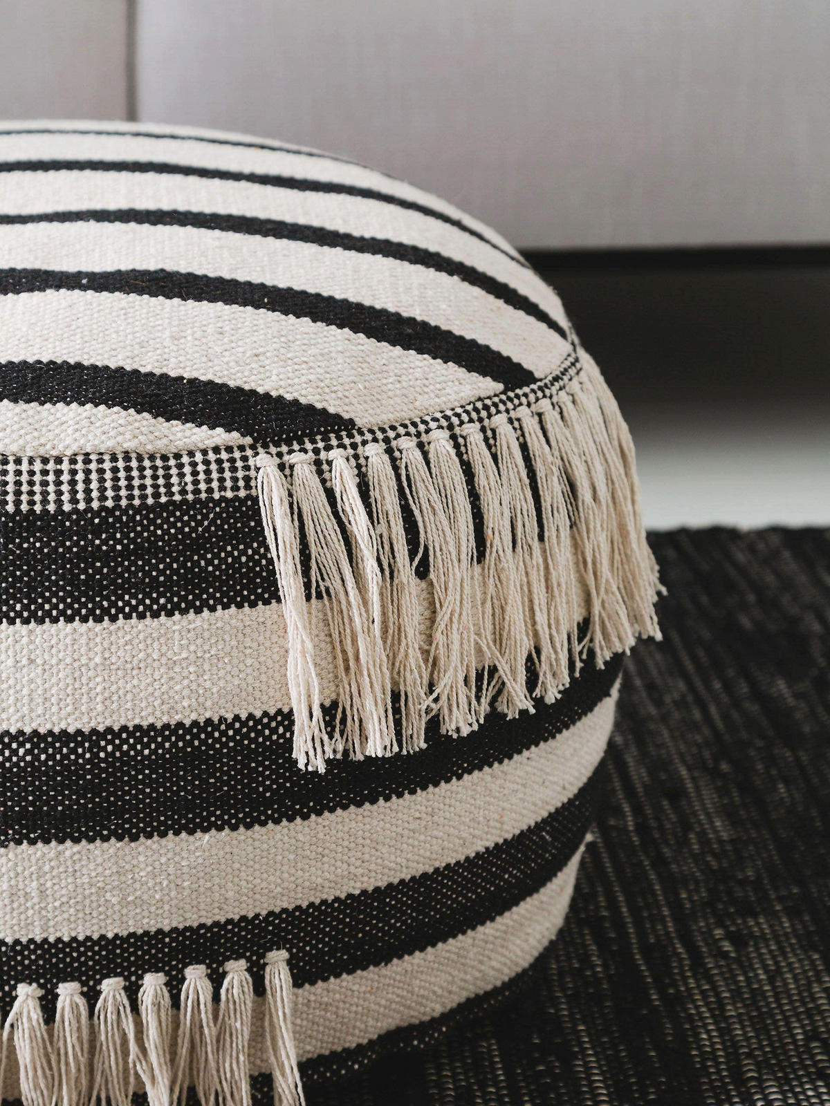 POUF Deja Schwarz/Weiß 55x55x30 cm - Schwarz, Textil (55/30/55cm) - benuta Pop