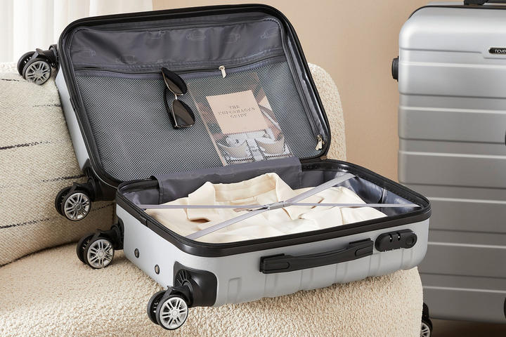 Koffer mit einem knitterfreien Hemd darin, bereit für die Reise.