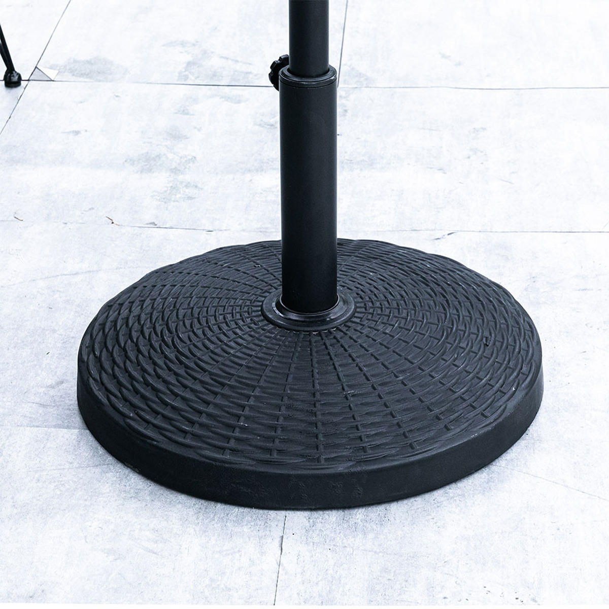 SONNENSCHIRMSTÄNDER Sonnenschirmfuß mit Rollen aus PE + Concrete in Rattanoptik Schwarz wetterfest und standfest ohne Befüllen Ø45 × 30 cm 25 kg - Schwarz, Metall (57/51cm) - Livingandhome
