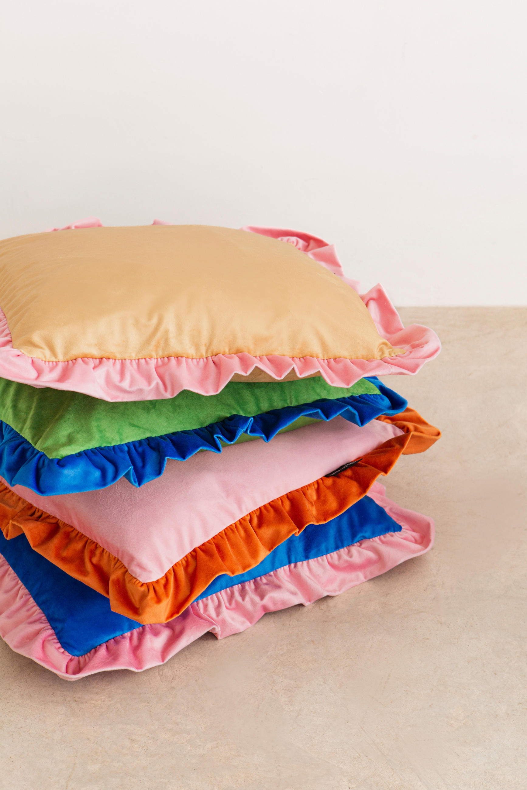 KISSEN aus bedrucktem Samt mit plissiertem Volant, rosa und blau RUFFLE - Blau/Rosa, Textil (55/55cm) - RNT By Really Nice Things
