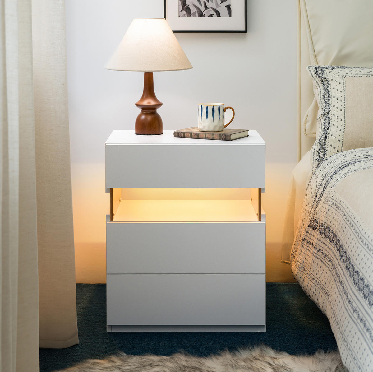 NACHTTISCH in Weiß mit 3 Schubladen und LED-Beleuchtung,48/38/61 cm - Weiß, Holzwerkstoff (38/61/48cm) - Flora Grace
