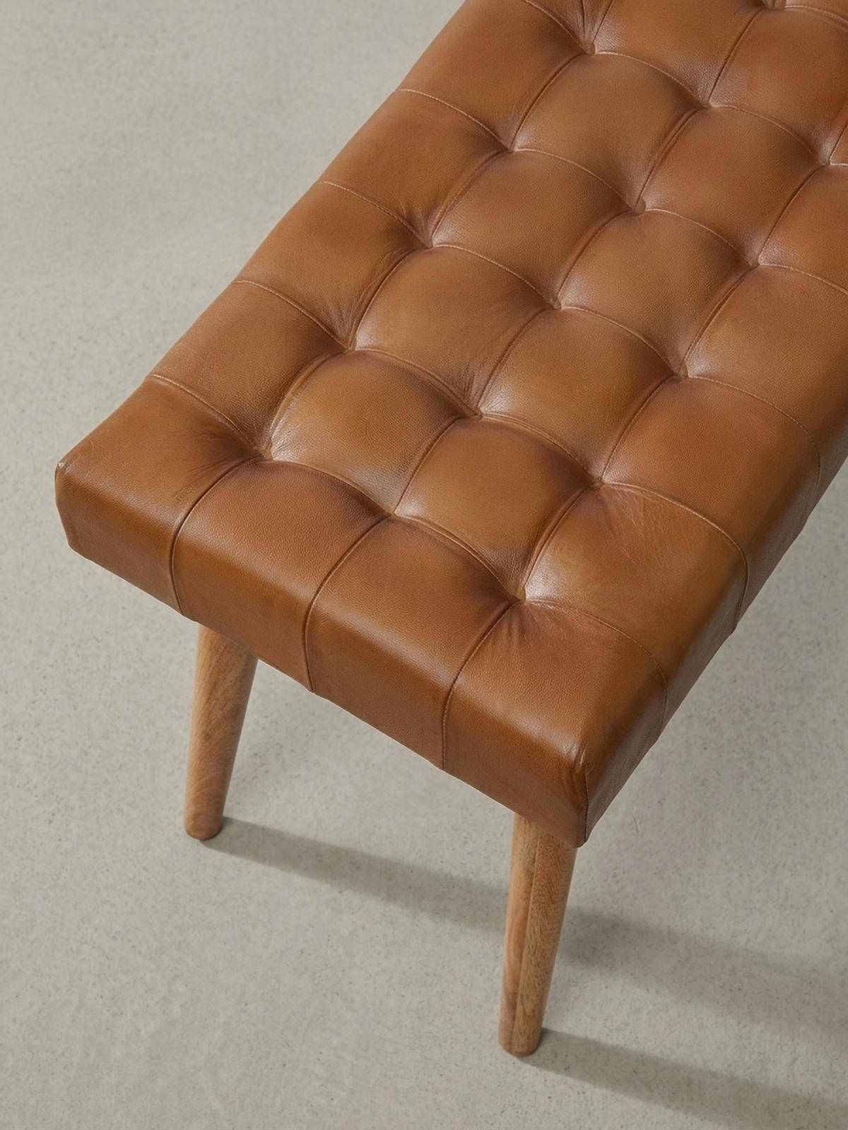 SITZHOCKER – Echtleder/Naturholz, modern, 120 kg Belastbarkeit - Braun, Mangoholz/Leder (67/47/39cm) - KADIMA DESIGN