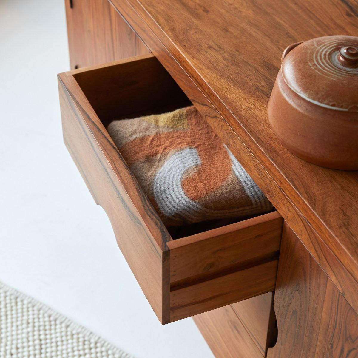 SIDEBOARD Bonnie Braun aus Akazie - Braun, Holz (150/77/45cm) - Tikamoon