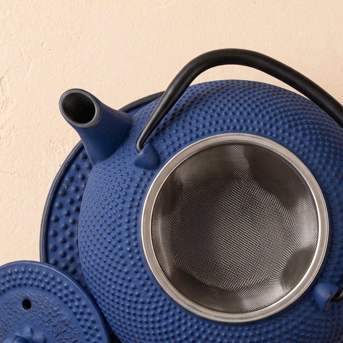 TEEKANNE Gusseisen mit Sieb Sono Marineblau 1,2 l 18,5/16,5/20 cm - Dunkelblau, Metall (16.5/18.5cm) - AROMELIO