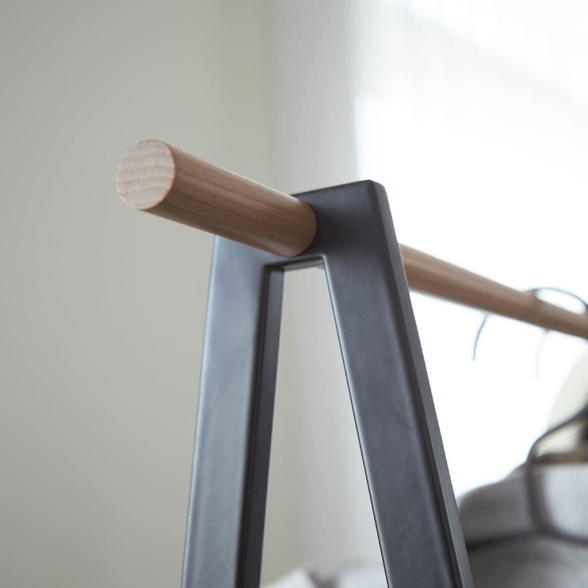 KLEIDERSTÄNDER aus Metall und Holz - H140 cm - Schwarz, Holz/Metall (47/140/52cm) - Yamazaki