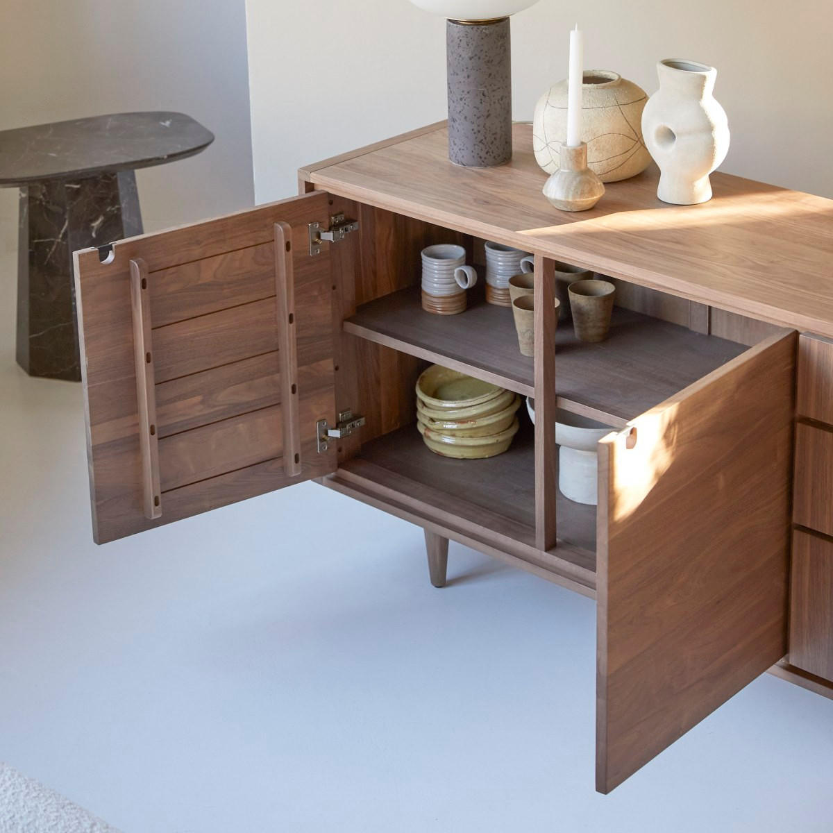 SIDEBOARD Jonàk Braun aus Walnuss - Braun, Holz (145/76/45cm) - Tikamoon