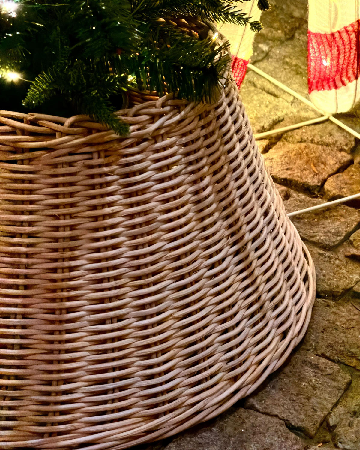 SUKNĚ POD VÁNOČNÍ STROMEK 24 cm Hnědá Flocon - hnědá, přírodní materiály (24cm) - Beliani