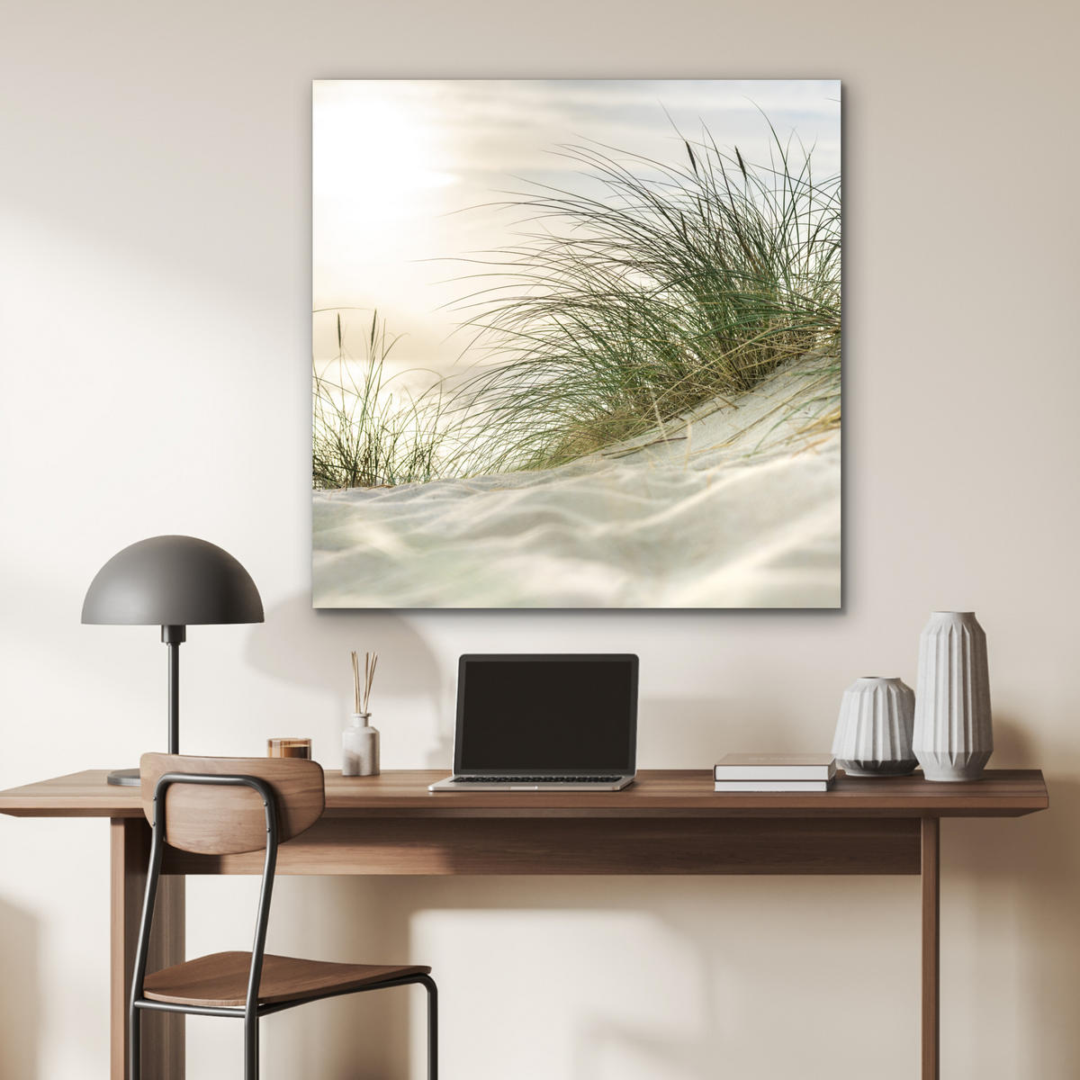 KOVOVÝ OBRAZ Duny s marramovou trávou pod slnkom nemeckého národného parku Schleswig-Holsteinisches Wattenmeer 90x90 cm - krémová, kov (90/90cm) - MuchoWow