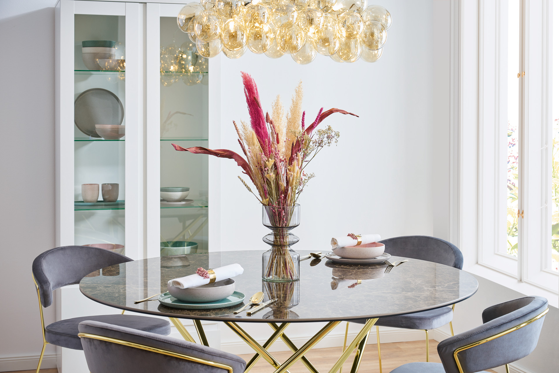 Nabarvené suché trávy ve váze