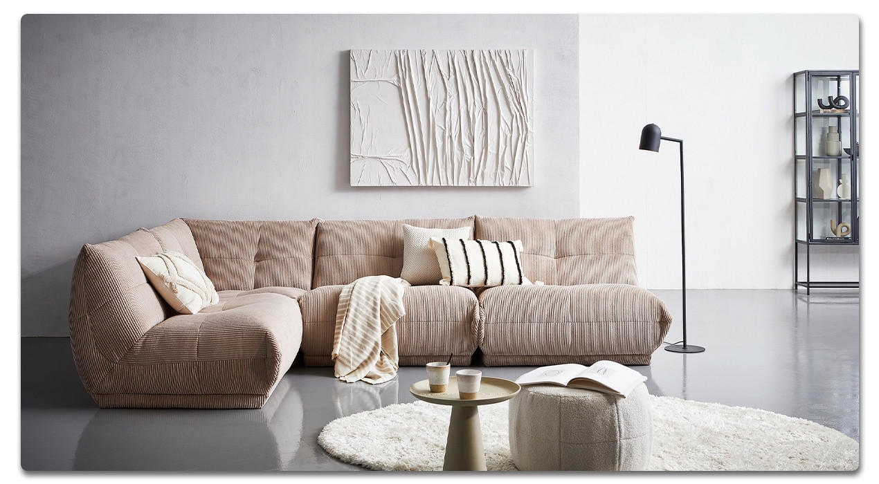 couch in braun mit beistelltisch und hocker