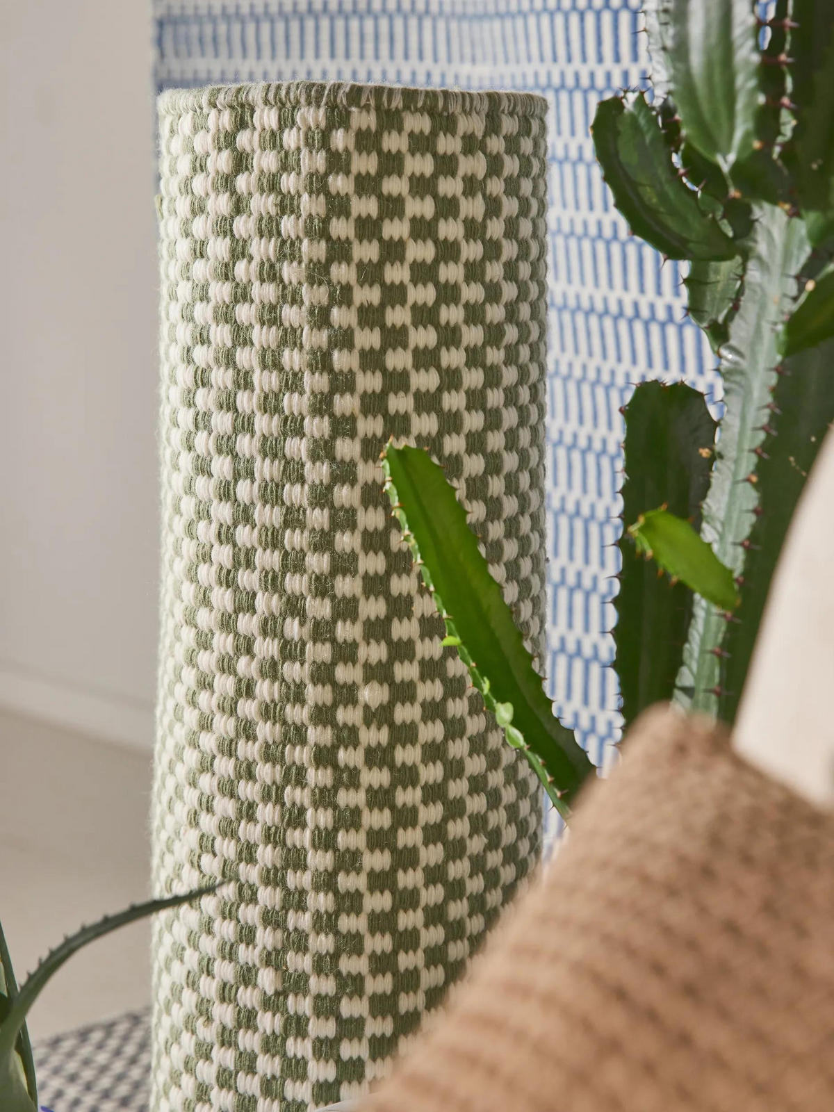 WOLLTEPPICH Laura handgewebt 250/350 cm - Grün, Naturmaterialien/Textil (250/350cm) - benuta Pure