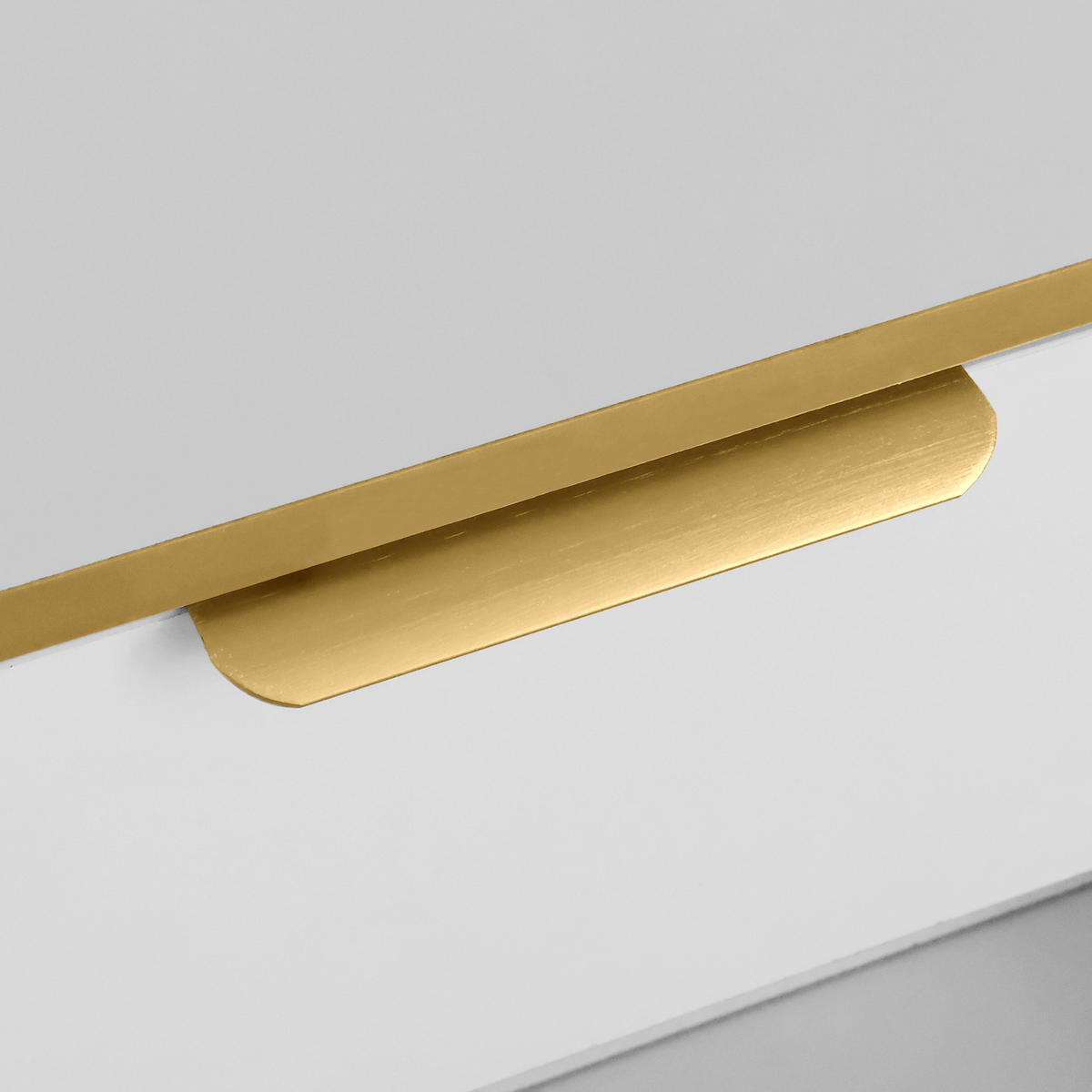 LOWBOARD in Weiß geschnitzter Oberfläche und Marmoroptik für Wohnzimmer, B170/T37/H45cm - Goldfarben/Weiß, Holzwerkstoff/Metall (175/45/40cm) - STILVORA