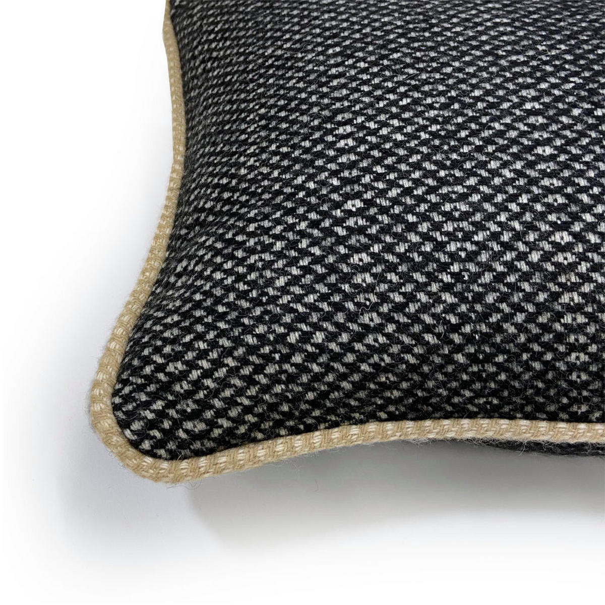 WOLLKISSEN recycelte Wolle Struktur Rabenschwarz 35x60 - Schwarz, Textil (60/35/12cm) - Malagoon