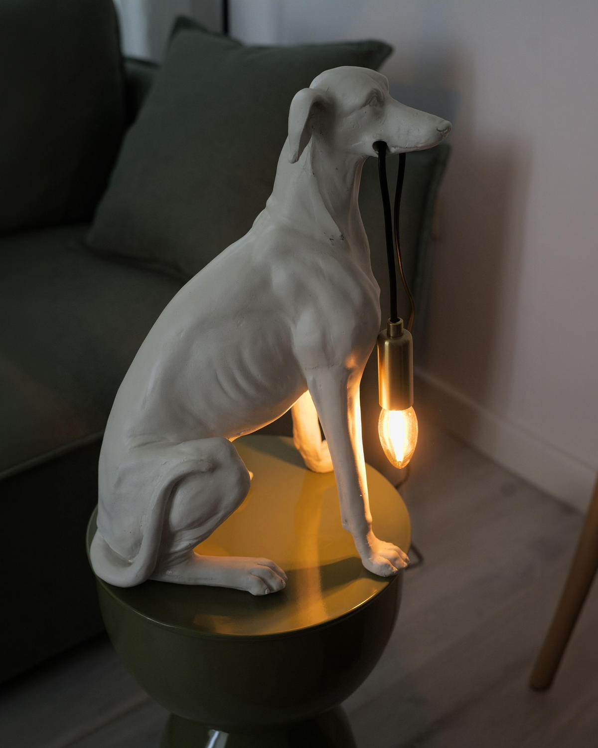 TISCHLAMPE Hund Weiß Sprint - Messingfarben/Weiß, Kunststoff (30/23/44cm) - Beliani