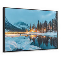 LEINWAND Bilder mit Rahmen - Winterlandschaft - Natur - Haus - Berge - Schnee - 150x100 - Hellblau, Textil (150/100cm) - MuchoWow