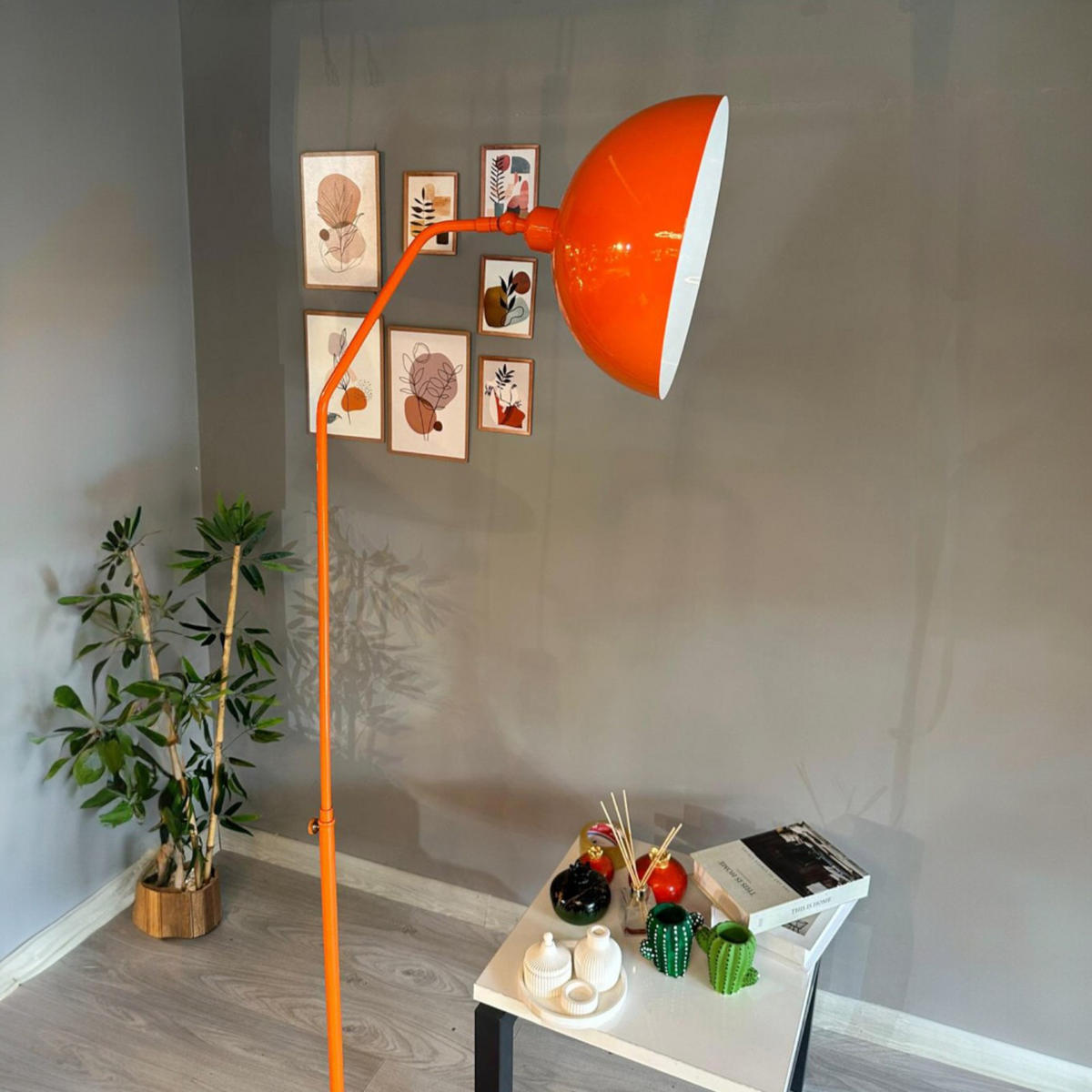 STEHLAMPE Helvik aus Metall mit E27, verstellbarer Lampenschirm - Orange, Metall (37/37/170cm) - Bamyum